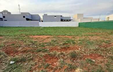 Imagem: O terreno à venda possui e está localizado em Jardim Botânico