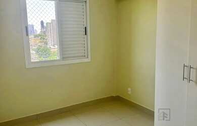 Imagem 7: Apartamento com um quarto sendo uma suíte com armários planejados a...