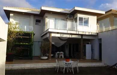 Imagem: A casa em condomínio possui 5 Dormitórios, 4 Banheiros, 4