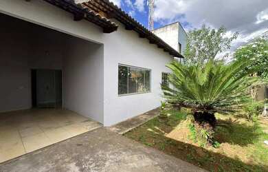 Imagem: A casa possui 3 Dormitórios, 1 Banheiro, 1 Vaga na garagem