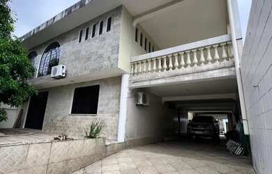 Imagem: A casa possui 5 Dormitórios, 2 Banheiros, 5 Vagas na garagem