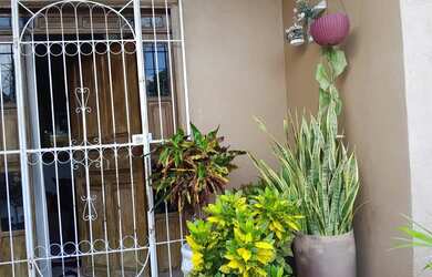 Imagem: A casa possui 3 Dormitórios, 2 Banheiros, 2 Vagas na garagem