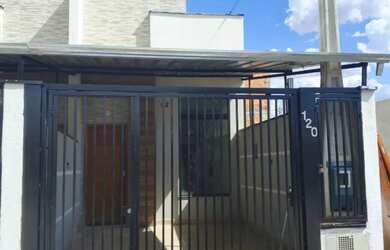 Imagem: A casa possui 2 Dormitórios, 1 Banheiro e 1 Vaga na garagem