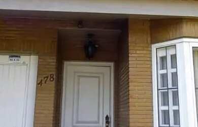 Imagem: A casa possui 3 Dormitórios, 3 Banheiros, 2 Vagas na garagem