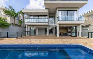 Imagem: A casa em condomínio possui 4 Dormitórios, 5 Banheiros, 532m²