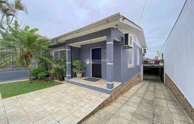 Imagem: A casa possui 3 Dormitórios, 2 Banheiros, 2 Vagas na garagem