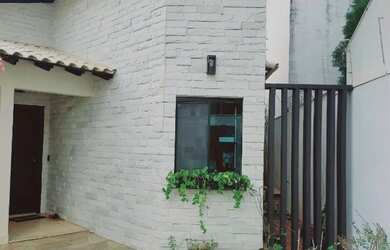 Imagem: A casa possui 4 Dormitórios, 5 Banheiros, 4 Vagas na garagem