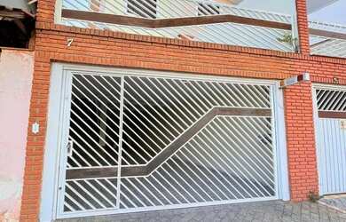 Imagem: A casa possui 3 Dormitórios, 3 Banheiros, 3 Vagas na garagem