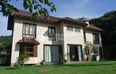 Imagem: A casa em condomínio possui 5 Dormitórios, 3 Banheiros, 220m²