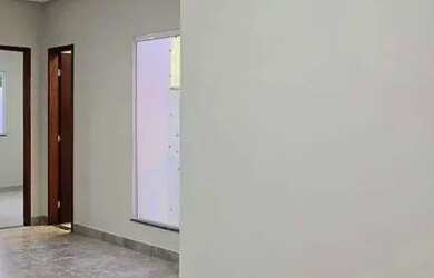 Imagem: A casa possui 2 Dormitórios, 2 Banheiros, 2 Vagas na garagem