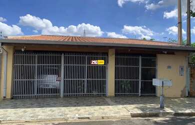 Imagem: A casa possui 3 Dormitórios, 2 Banheiros, 2 Vagas na garagem