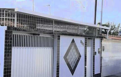 Imagem: A casa possui 3 Dormitórios, 2 Banheiros, 2 Vagas na garagem