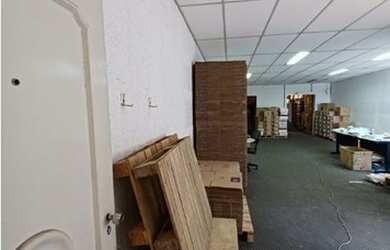 Imagem: O depósito possui 1 Vaga na garagem e 305m² de Área e está