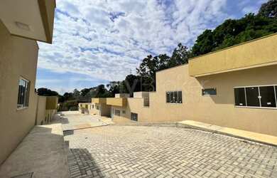 Imagem: A casa em condomínio possui 3 Dormitórios, 2 Banheiros, 2