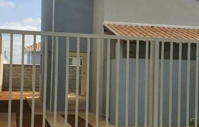 Imagem: A casa possui 2 Dormitórios, 1 Banheiro, 2 Vagas na garagem