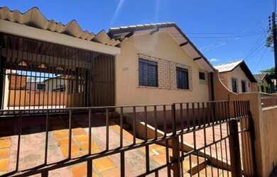 Imagem: A casa possui 3 Dormitórios, 1 Banheiro, 3 Vagas na garagem