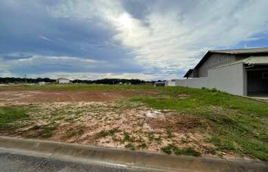 Imagem: O terreno possui 450m² de Área e está localizado em Triângulo