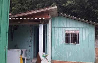 Imagem: A casa possui 2 Dormitórios, 1 Banheiro, 1 Vaga na garagem