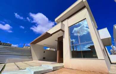 Imagem: A casa possui 3 Dormitórios, 3 Banheiros, 2 Vagas na garagem