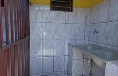 Imagem: A casa possui 1 Dormitório, 1 Banheiro, 1 Vaga na garagem