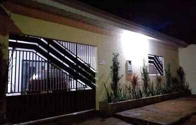 Imagem: A casa possui 3 Dormitórios, 2 Banheiros, 3 Vagas na garagem