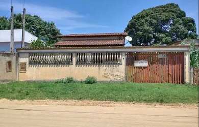 Imagem: A casa possui 3 Dormitórios, 1 Banheiro e 3 Vagas na garagem