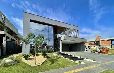 Imagem: A casa possui 4 Dormitórios, 5 Banheiros, 3 Vagas na garagem