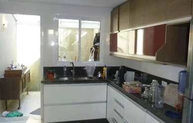 Imagem: A casa possui 3 Dormitórios, 3 Banheiros, 2 Vagas na garagem