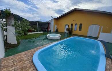 Imagem: A casa possui 3 Dormitórios e 4 Vagas na garagem e está localizado