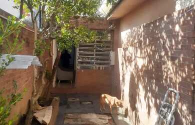 Imagem: A casa possui 4 Dormitórios, 2 Banheiros e está localizado