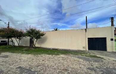 Imagem: A casa possui 4 Dormitórios, 4 Banheiros, 3 Vagas na garagem