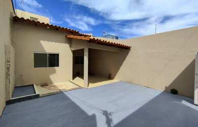 Imagem: A casa possui 3 Dormitórios, 2 Banheiros, 3 Vagas na garagem