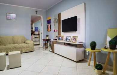 Imagem: A casa possui 3 Dormitórios, 2 Banheiros, 1 Vaga na garagem