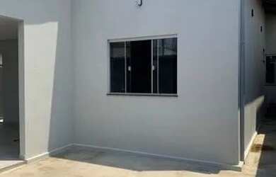 Imagem: A casa possui 3 Dormitórios, 2 Banheiros, 1 Vaga na garagem