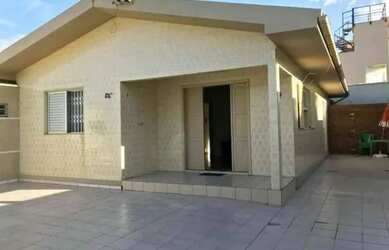 Imagem: A casa possui 2 Dormitórios, 1 Banheiro, 1 Vaga na garagem