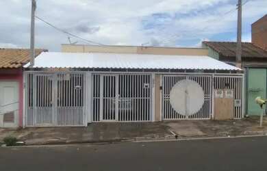 Imagem: A casa possui 2 Dormitórios, 1 Banheiro, 1 Vaga na garagem