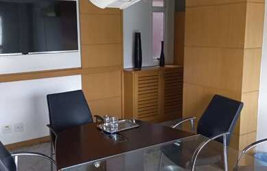 Imagem: O depósito à venda possui 2 Vagas na garagem e 420m² de Área