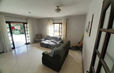 Imagem: A casa possui 2 Dormitórios, 2 Banheiros, 3 Vagas na garagem