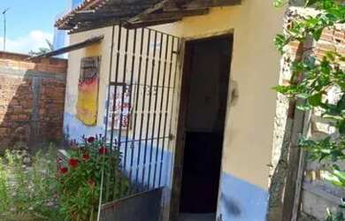 Imagem: A casa possui 2 Dormitórios, 1 Banheiro e está localizado