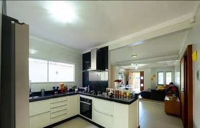 Imagem: A casa possui 3 Dormitórios, 3 Banheiros, 3 Vagas na garagem