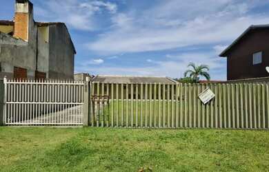 Imagem: A casa possui 2 Dormitórios, 3 Vagas na garagem e está localizado