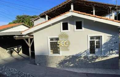 Imagem: A casa possui 3 Dormitórios, 2 Banheiros, 1 Vaga na garagem