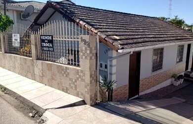 Imagem: A casa possui 3 Dormitórios, 1 Banheiro, 4 Vagas na garagem