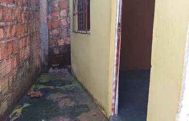 Imagem: A casa possui 2 Dormitórios, 1 Banheiro e está localizado