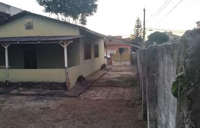 Imagem: A casa possui 2 Dormitórios, 1 Banheiro, 2 Vagas na garagem