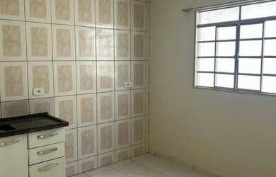 Imagem: A casa possui 2 Dormitórios, 1 Banheiro, 1 Vaga na garagem