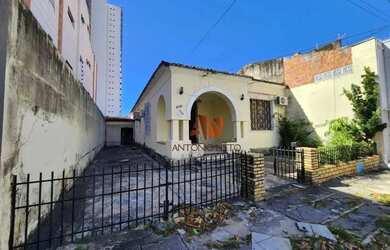 Imagem: A casa possui 3 Dormitórios, 3 Banheiros, 4 Vagas na garagem