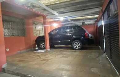 Imagem: A casa possui 4 Dormitórios, 2 Banheiros, 3 Vagas na garagem