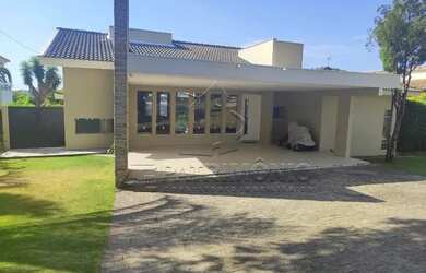 Imagem: A casa em condomínio possui 4 Dormitórios, 2 Banheiros, 2