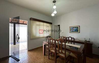 Imagem: A casa possui 3 Dormitórios, 1 Banheiro, 364m² de Área e